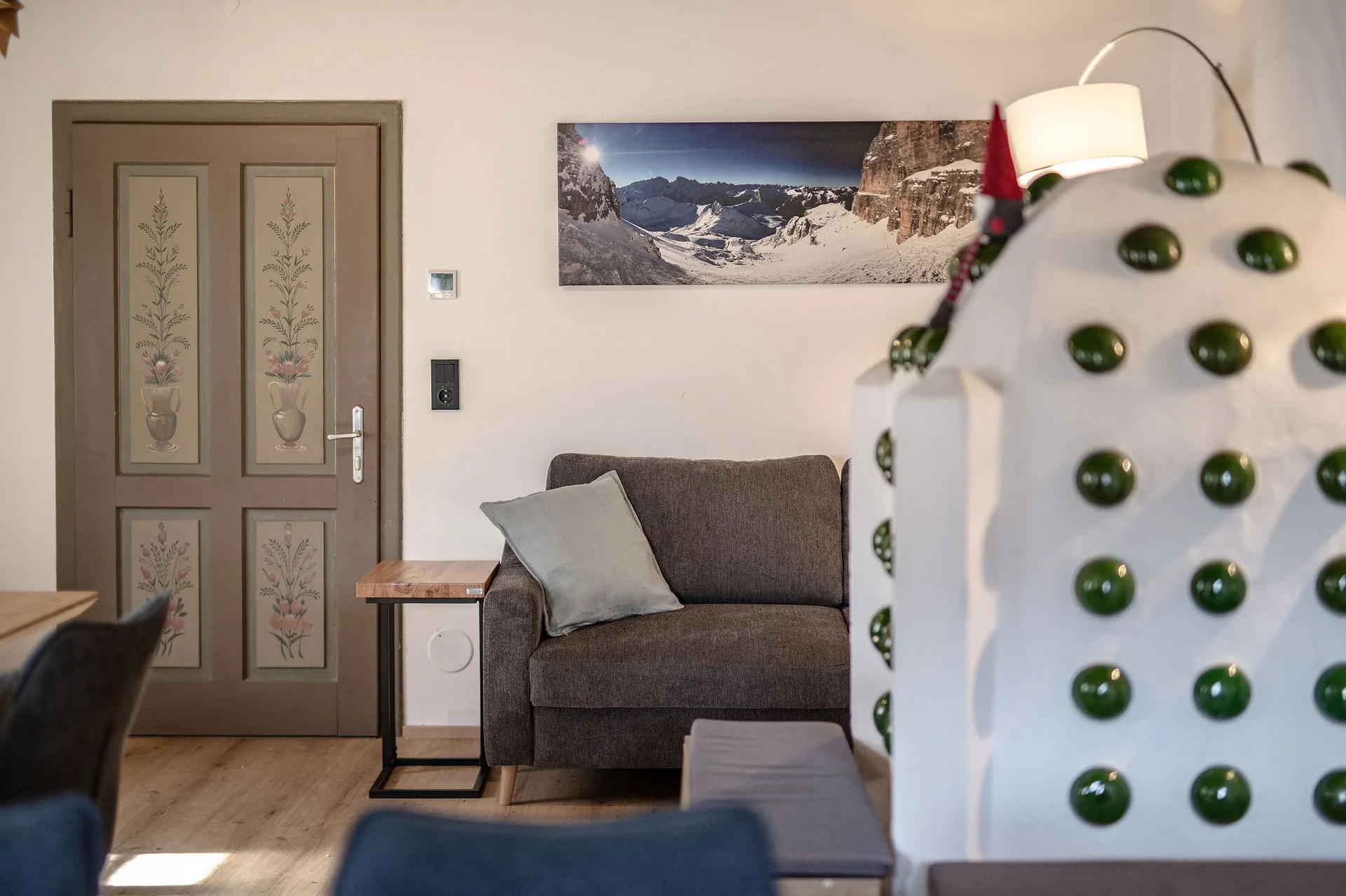 In der Stube sind Tradition und Moderne liebevoll vereint.