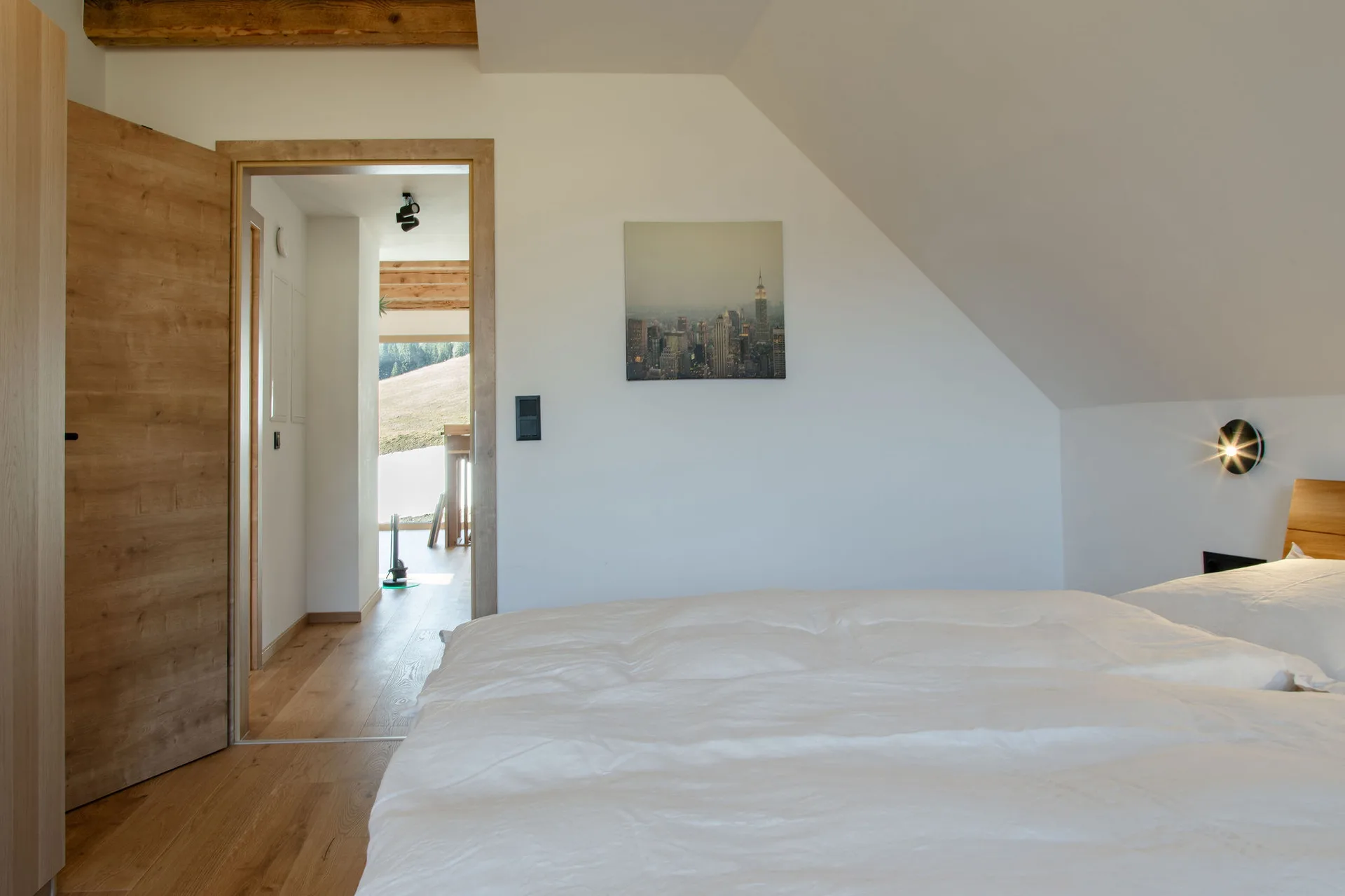 Kleines Penthouse Schlafzimmer mit 1.60m Doppelbett und wunderschönem Ausblick auf Wiesen und den Sonnenaufgang.