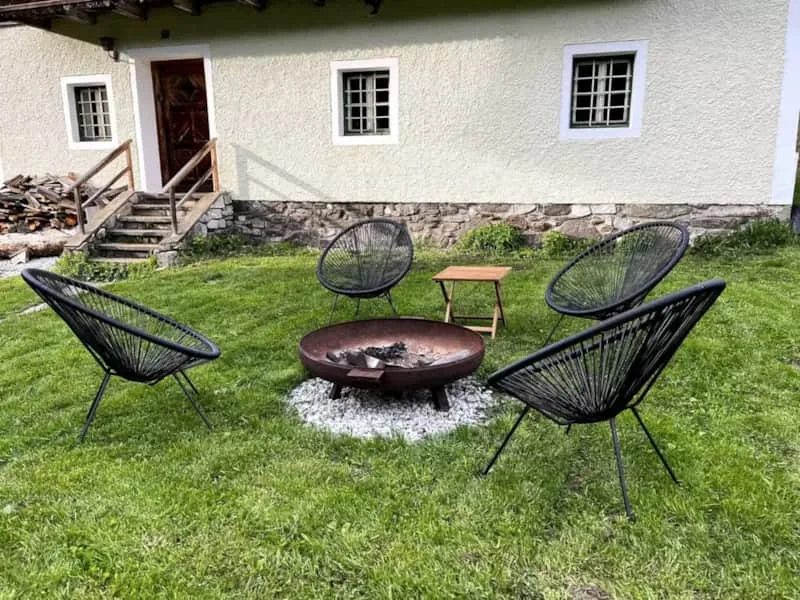 Feuerstelle, Griller und Gartenmöbel für laue Sommerabende.