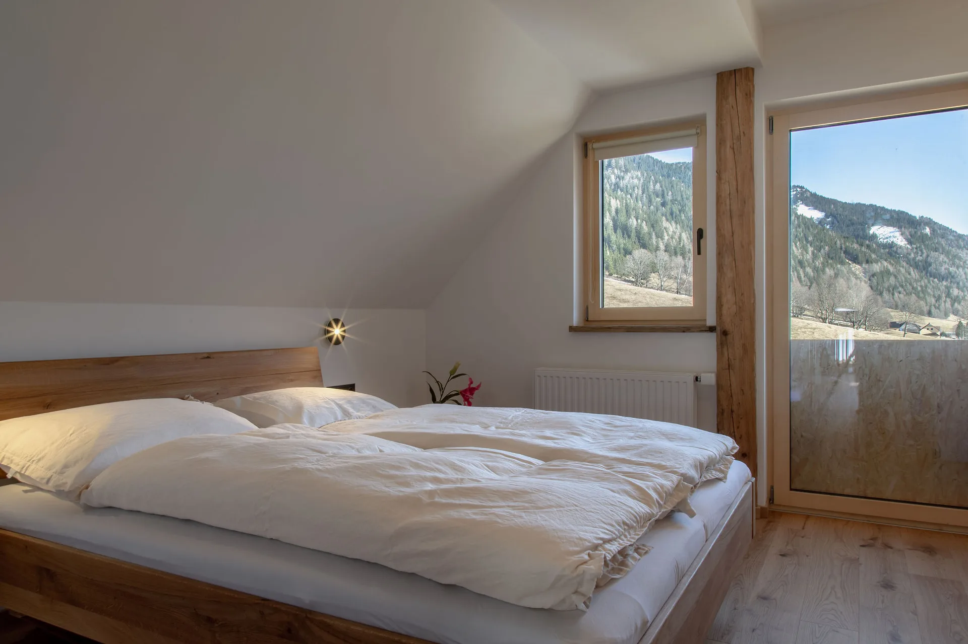Kleines Penthouse Schlafzimmer mit wunderschönem Ausblick auf Wiesen und den Sonnenaufgang.