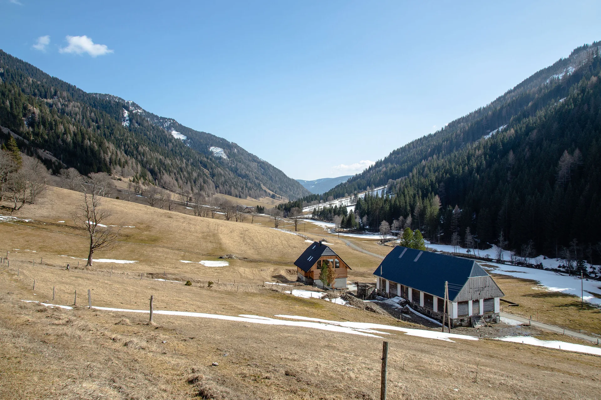 Idyllische Lage des alten Bauernhauses.