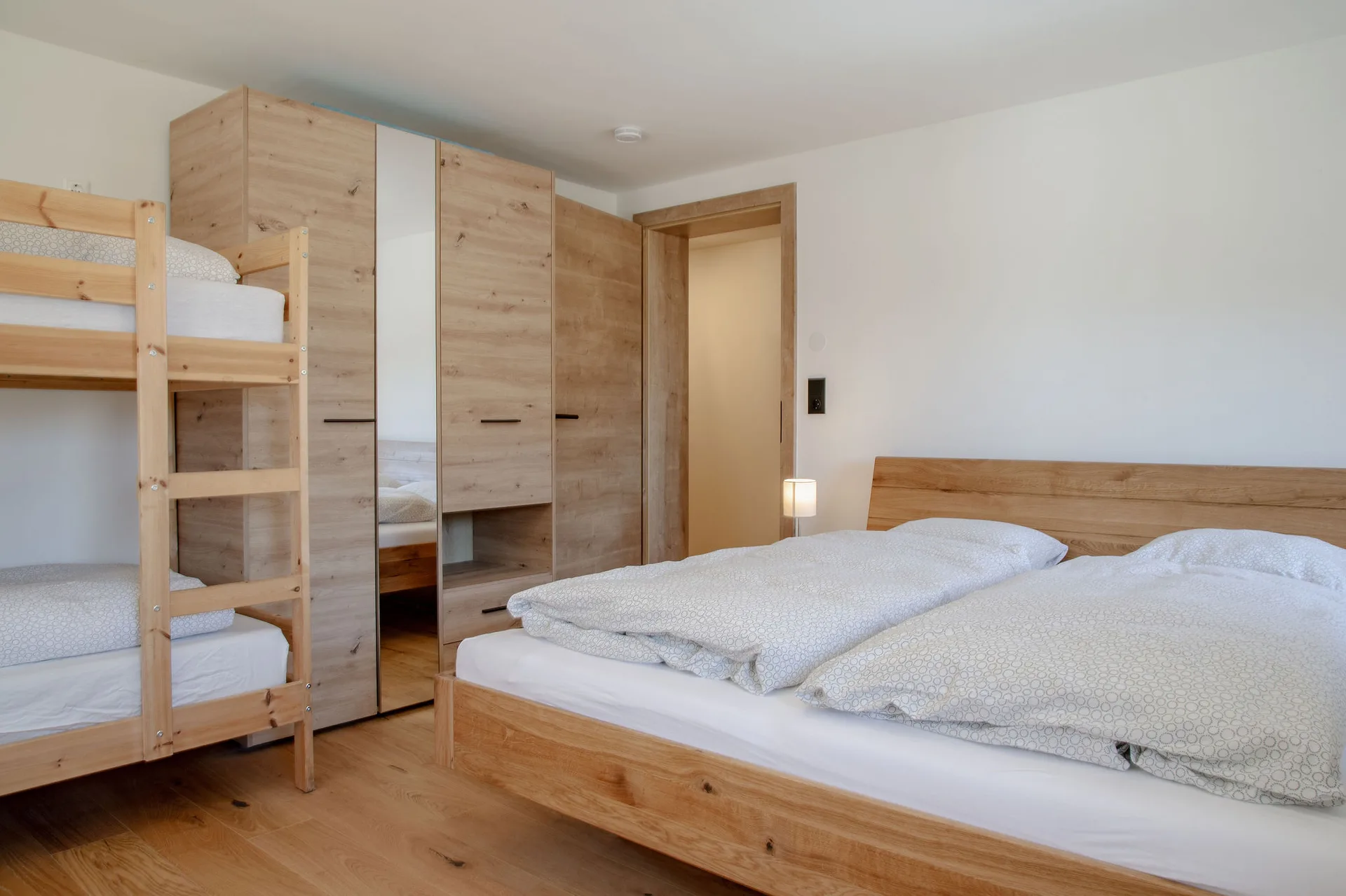 Hofseitiges Schlafzimmer im 1. Stock mit 1.80 m breitem Doppelbett und Stockbett.