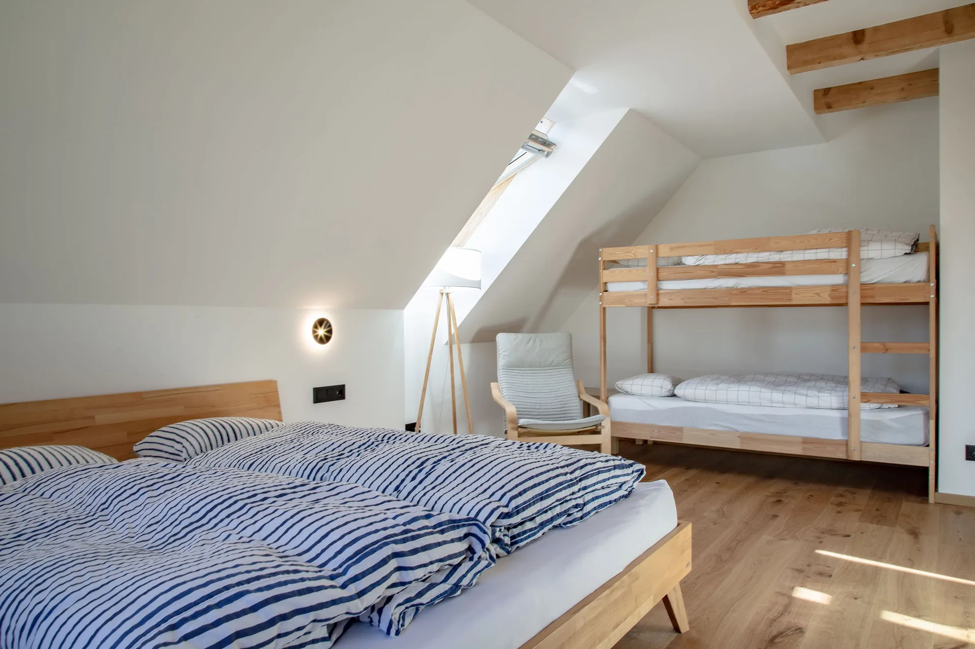 Alle sechs Schlafzimmer sind mit massiven Doppelbetten und Parkettböden aus Wildeiche ausgestattet.