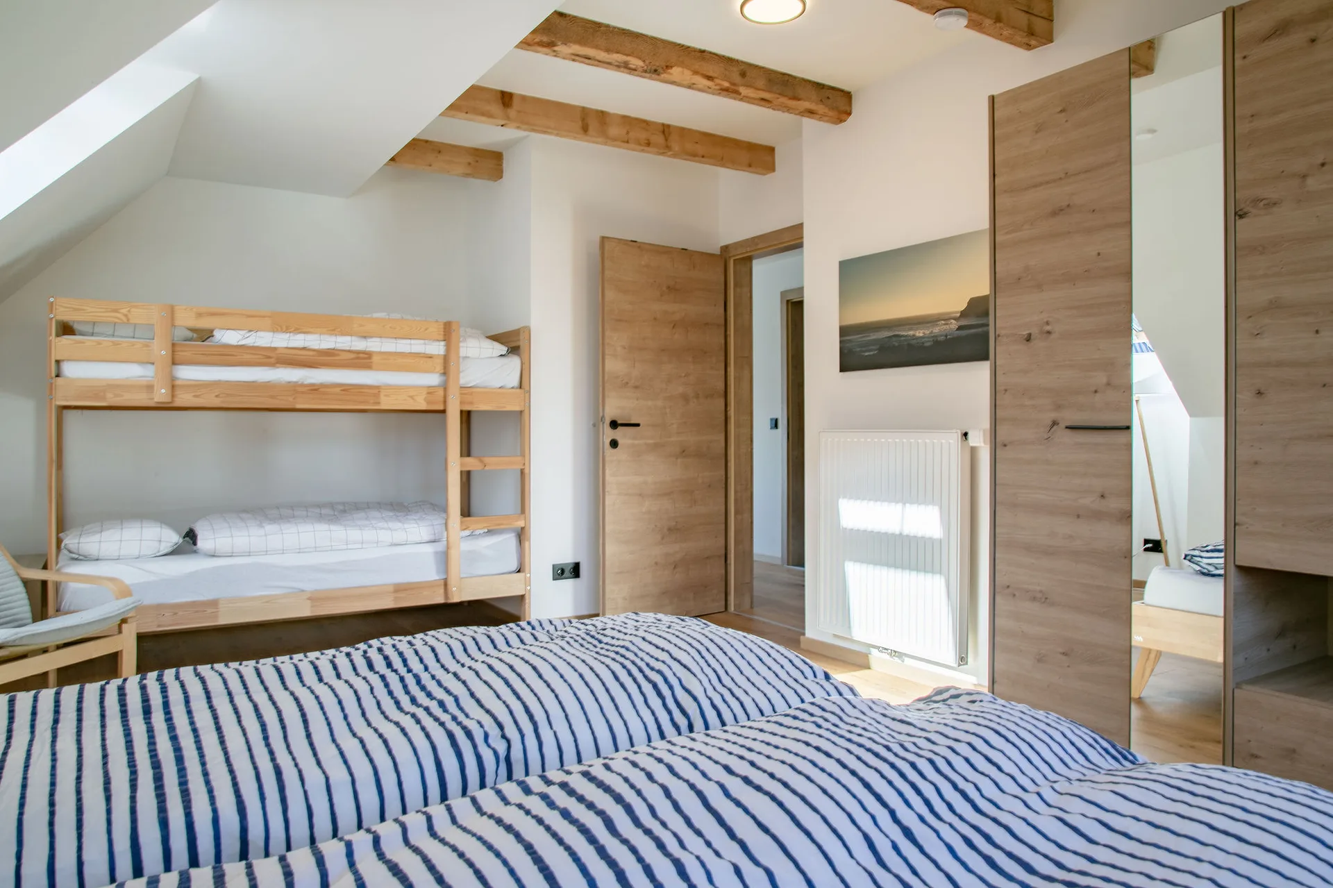 Großes Penthouse Schlafzimmer mit 1.80 m breitem Doppelbett und Stockbett.