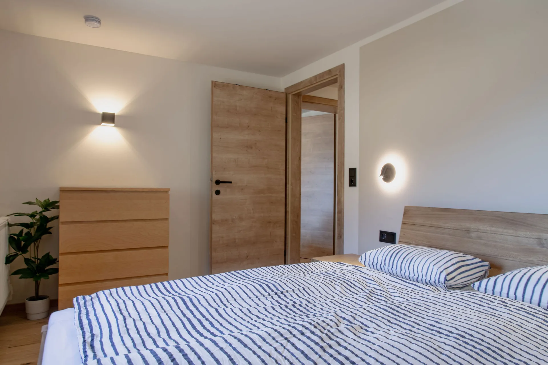 1 Wiesenseitiges Schlafzimmer im 1. Stock mit 1.60 m breitem Doppelbett.