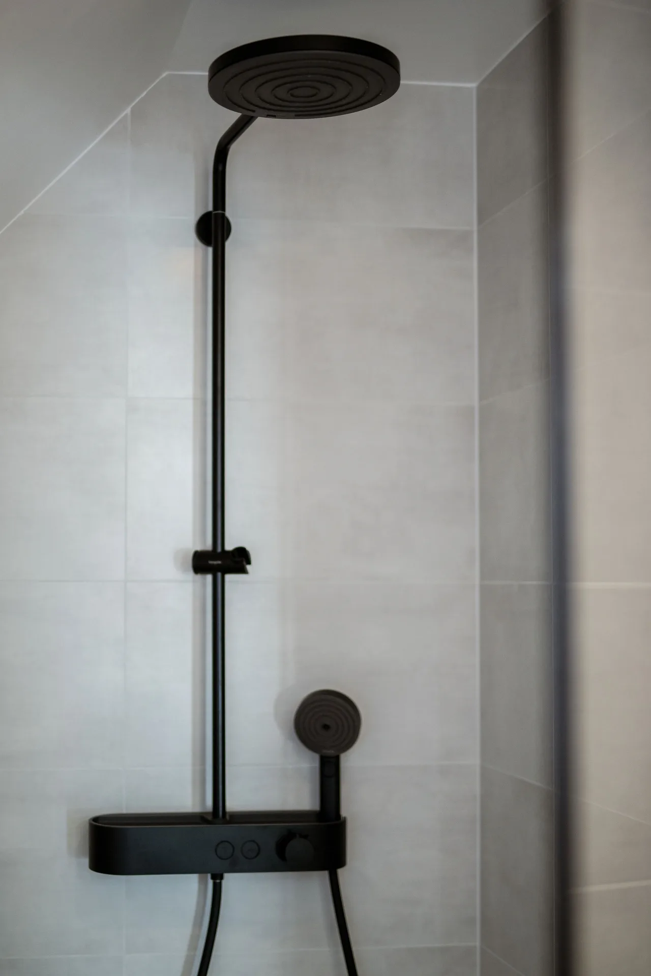 Hansgrohe Regenwasserdusche in allen vier Bädern.