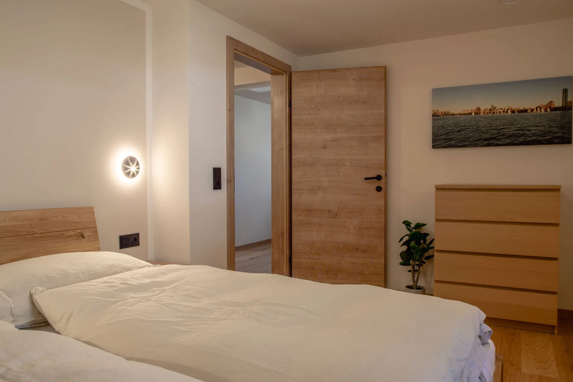 Waldseitiges Schlafzimmer im 1. Stock mit 1.60 m breitem Doppelbett.