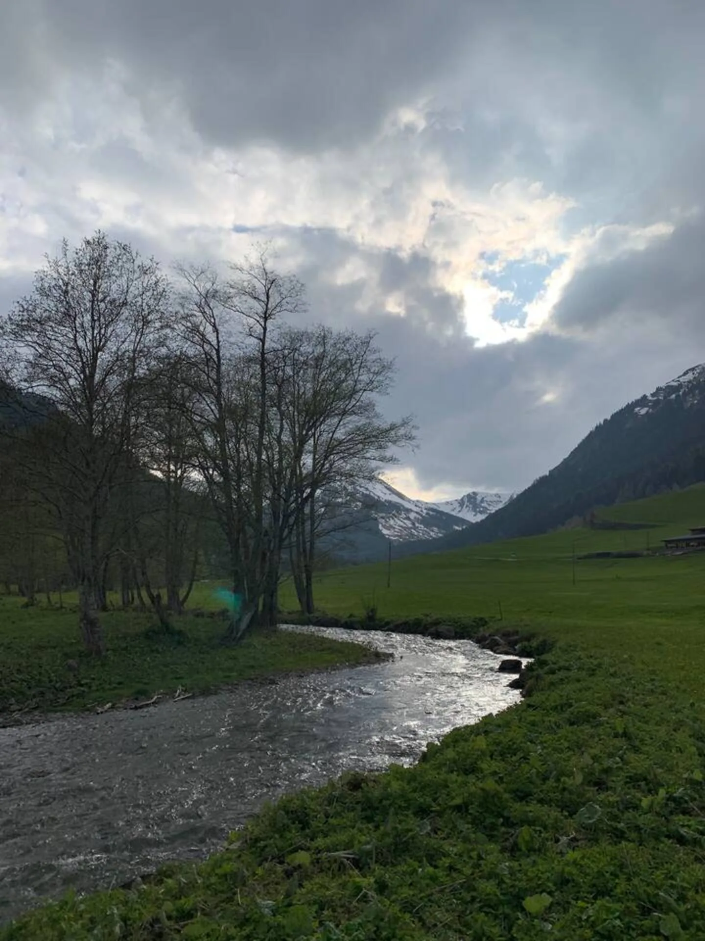 Der kleine Bach lädt zum Verweilen, Abschalten und zum Spielen für Kinder ein.