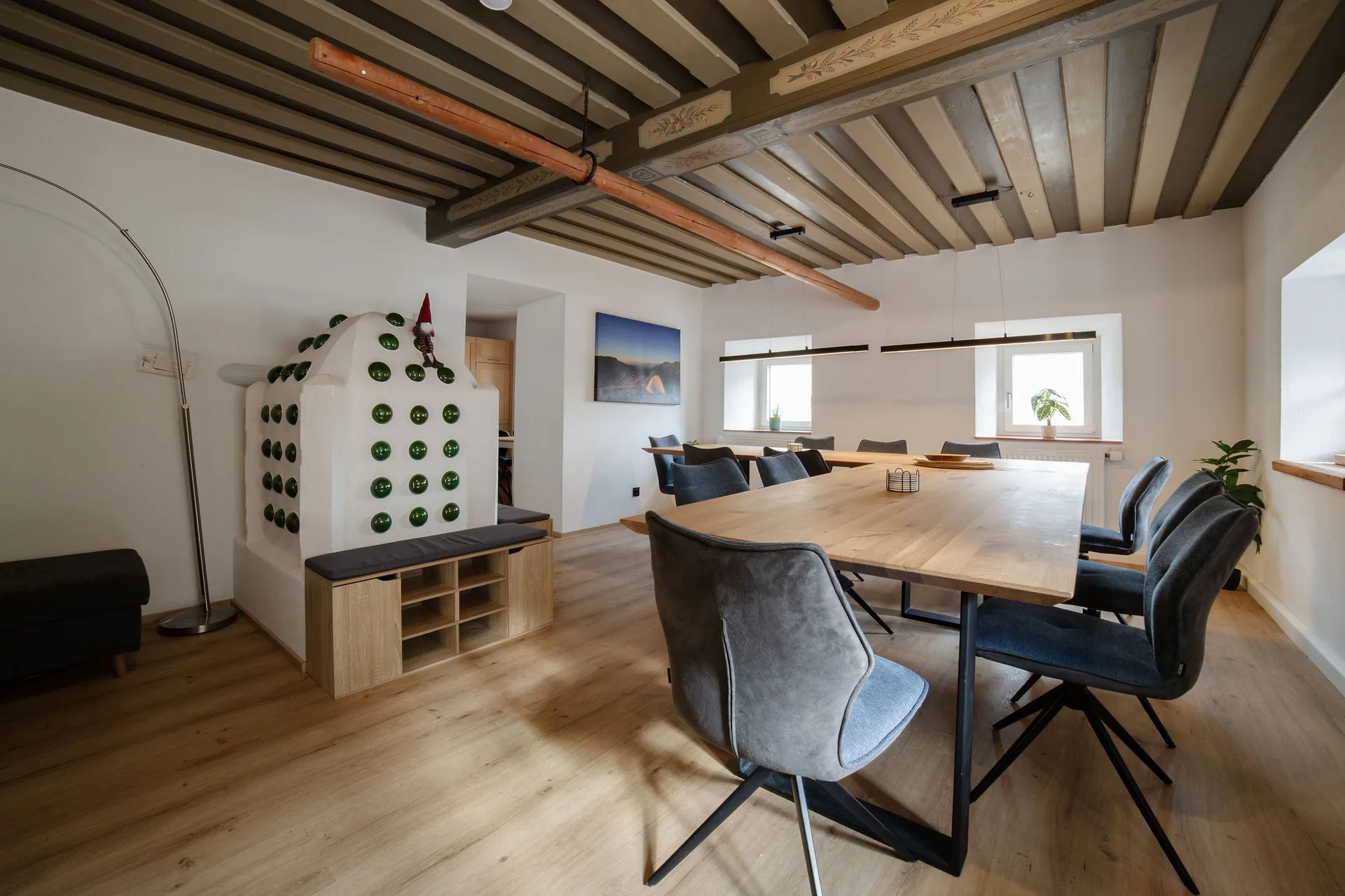 Alte Bauernstube mit Kachelofen trifft Moderne mit Platz für bis zu 18 Personen.