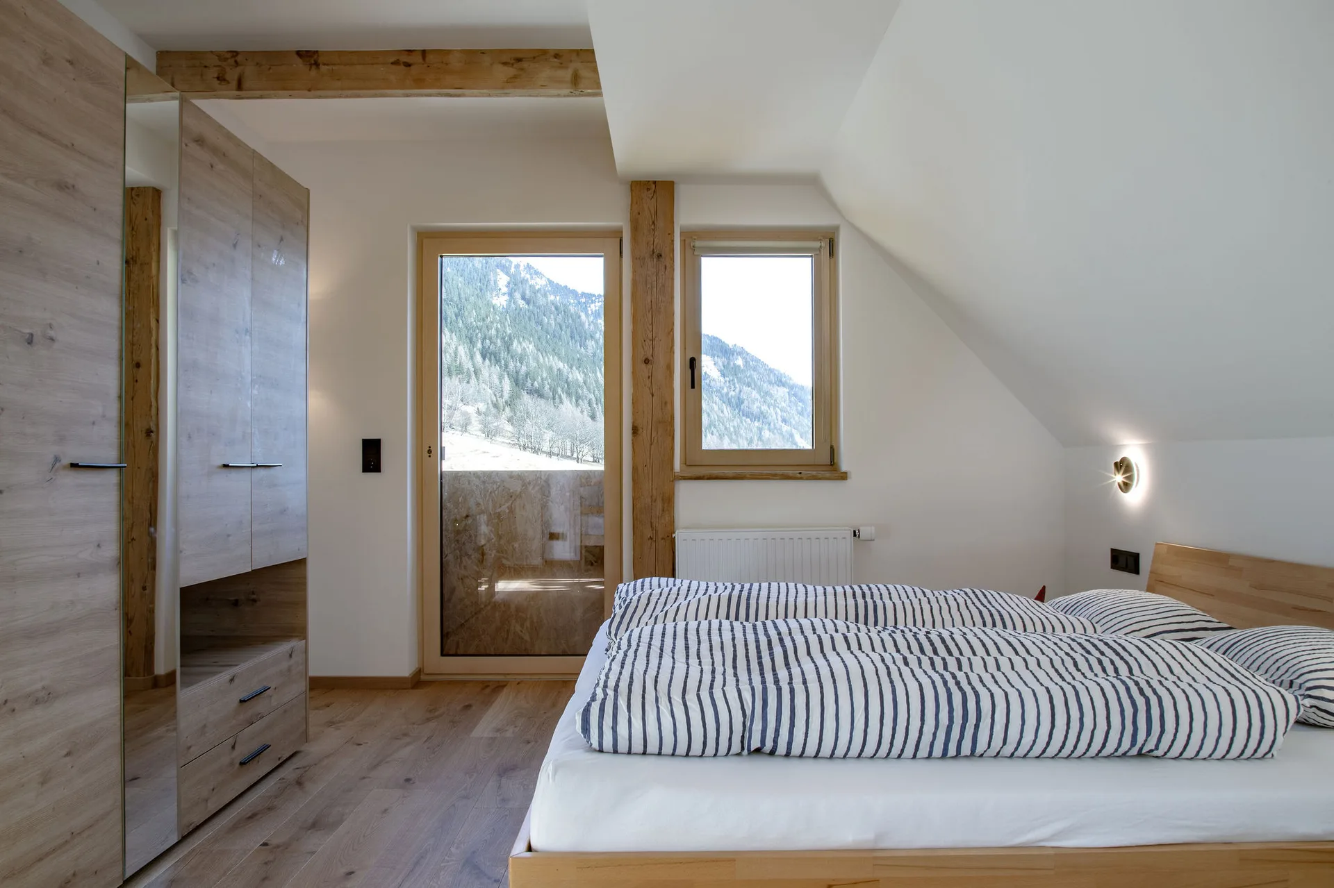 Blick ins Grüne gen Sonnenaufgang vom großen Penthouse Schlafzimmer.