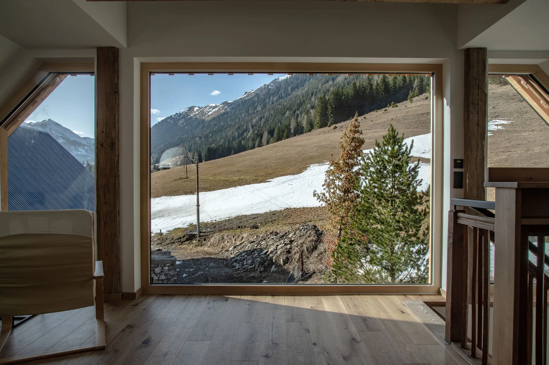 Wohnzimmer im Dachgeschoss mit Bergblick Richtung Sonnenuntergang