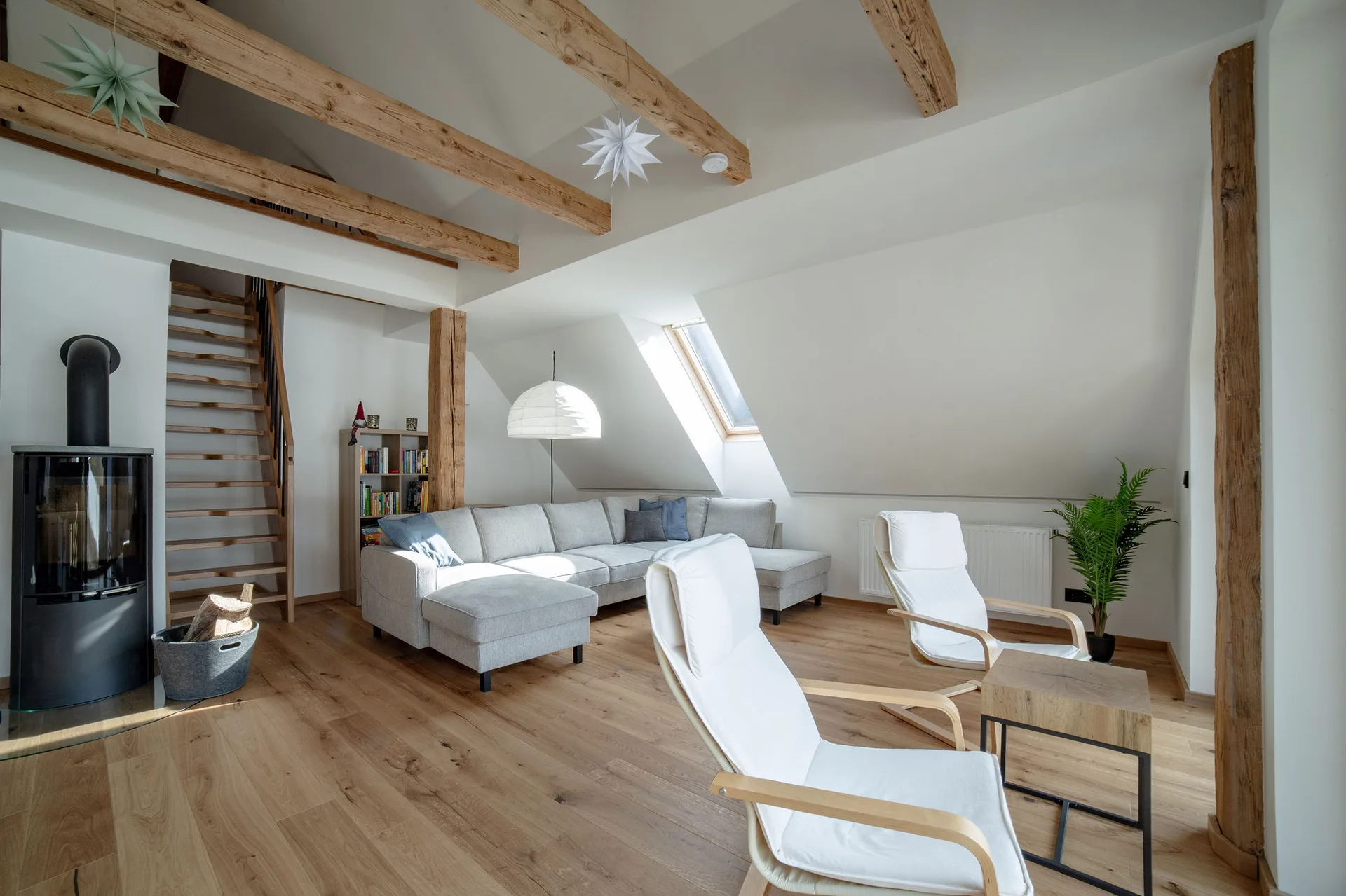 Wohnzimmer im Dachgeschoss mit Pelletsofen und Leseecke für gemütliche Stunden mit Bergblick.